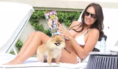 Tamara Ecclestone diện bikini bên cún cưng