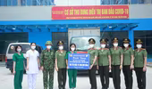 Tặng quà, động viên lực lượng tuyến đầu chống dịch Covid-19 