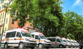 Hà Nội tiếp nhận 9 xe cứu thương và 70 máy thở phòng chống dịch