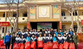 "Mùa xuân cho em" - Chương trình ý nghĩa tại các điểm trường vùng cao Văn Bàn 