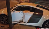 Tai nạn khi đua tốc độ, Audi R8 V10 lao vào cột điện