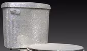 Ngỡ ngàng ngắm chiếc bồn cầu được đính 72 nghìn viên pha-lê