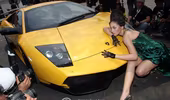 Ngắm các quý cô xinh đẹp lả lướt bên Lamborghini