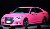 Toyota Crown 2013 màu hồng rực gây shock tại Nhật