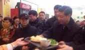 Tập Cận Bình xếp hàng mua bánh bao gây xôn xao dư luận