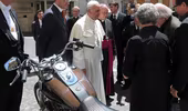 Giáo hoàng Francis đấu giá từ thiện chiếc Harley-Davidson được tặng 