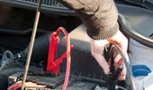 Những thủ thuật bảo vệ ắc-quy ô tô, xe máy trong ngày hè 