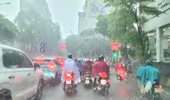 Cận cảnh Hà Nội 'hứng' trận mưa giông kèm sấm sét trong ngày 5-6