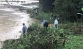 Trong khi đi qua cầu, một người đàn ông bị lũ cuốn trôi
