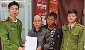 Công an xã giúp đỡ nam thanh niên bị lạc về với gia đình