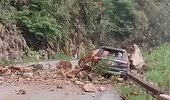 Sạt lở, đá trên núi cao bất ngờ lăn xuống, đè trúng ô tô có 4 người bên trong 