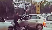 Phẫn nộ nam thanh niên đập vỡ kính lái của xe ôtô khi xảy ra va chạm giao thông