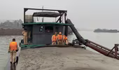 Cảnh sát bắt giữ tàu hút cát trái phép trên sông Hồng
