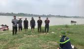 Hướng dẫn kỹ năng cứu nạn đuối nước cho người dân thuyền chài trên sông Hồng