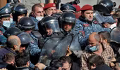 [ẢNH]: Đụng độ ác liệt giữa người biểu tình với lực lượng cảnh sát ở Yerevan