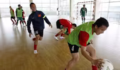 Tuyển VN chân đi tất, tập bóng ném trong nhà futsal