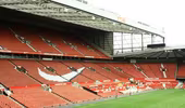 M.U sắp phải bán tên sân Old Trafford?