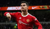 Vừa ghi bàn vừa kiến tạo, Ronaldo giải cứu M.U và Solskjaer
