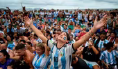 Người Argentina òa khóc với chiến thắng của đội nhà
