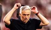 Về nhì, HLV Mourinho ném thẳng huy chương lên khán đài