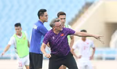 HLV Troussier căng mình cùng học trò trước trận Việt Nam - Indonesia