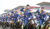 Xem lực lượng Kỵ binh oai vệ diễu hành nhân Ngày truyền thống Cảnh sát cơ động