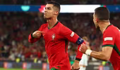 Ronaldo vào sân từ ghế dự bị cứu ĐT Bồ Đào Nha