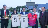 Thủ tướng Phạm Minh Chính tặng đội bóng hàng đầu Brazil áo đấu Công an Hà Nội FC
