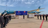 Chuyến bay đưa đoàn chuyên gia y tế Việt Nam sang Lào hỗ trợ chống dịch hạ cánh an toàn