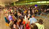 Khách đổ về sân bay Tân Sơn Nhất đông kỷ lục, thiếu taxi để giải tỏa khách