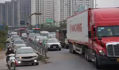 Dòng phương tiện chen chúc đổ về Thủ đô, người dân tay xách nách mang trở lại Hà Nội
