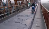 Cầu Long Biên xuống cấp nghiêm trọng: Thiếu tiền duy tu vẫn phải "cõng" nhiều “trọng trách”