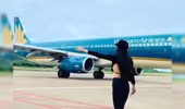 Nữ hành khách tung tăng chụp ảnh gần máy bay đang lăn bị cấm bay 6 tháng