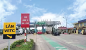 Loạt biển báo không còn phù hợp trước các trạm thu phí được yêu cầu tháo dỡ