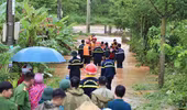 Tám người thiệt mạng do mưa lũ, nhiều tuyến quốc lộ vẫn tê liệt vì sạt lở