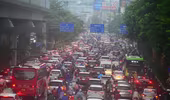 Mưa xối xả giờ cao điểm sáng, đường phố Hà Nội tắc nghẽn