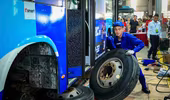 Thợ sửa chữa, bảo dưỡng xe buýt Hà Nội trổ tài thi tay nghề giỏi
