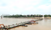 Hoàn thành lắp đặt cầu phao Phong Châu, phương tiện đi lại thế nào?