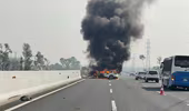 Ô tô Porsche bốc cháy ngùn ngụt trên cao tốc Hà Nội - Hải Phòng sau va chạm