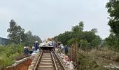Thông tuyến đường sắt qua Trung Giã sau khi bị nước lũ cuốn trôi nền
