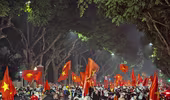 "Biển người" ở Hà Nội đổ ra đường vẫy cờ Tổ quốc mừng Việt Nam vô địch ASEAN Cup 2024
