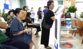 Hà Nội bố trí robot phục vụ, miễn phí nước và đồ ăn nhẹ cho người dân làm thủ tục hành chính từ 1-8