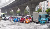 Ảnh: Hà Nội ngập sâu do mưa lớn kéo dài, người dân "bơi" trong biển nước