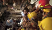 Một phụ nữ Bangladesh sinh con khi mắc kẹt tòa nhà sập