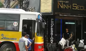 Xe buýt mất lái đâm vào tiệm tóc