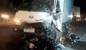Xe máy chui xuống gầm ô tô, 3 người chết tại chỗ 