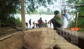 Giấu 100m3 gỗ lậu dưới… đáy sông!