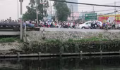 Thanh niên tự tử trên kênh Tàu Hủ, giao thông kẹt cứng