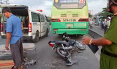 Chết vì tự tông vào đuôi xe buýt trong làn đường ô tô