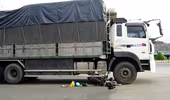 Cha 49, con 13 tuổi, may mắn thoát chết sau va chạm với xe tải
